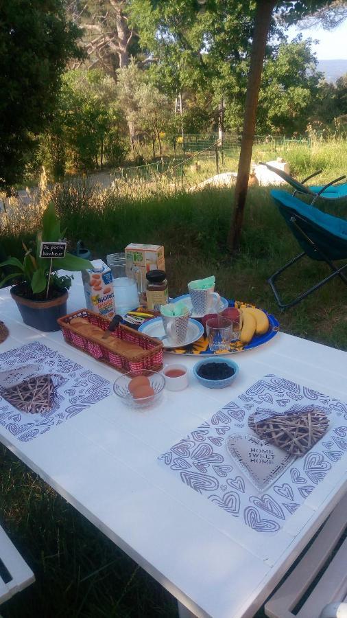 Les Cigales Bed & Breakfast Villelaure Exterior photo